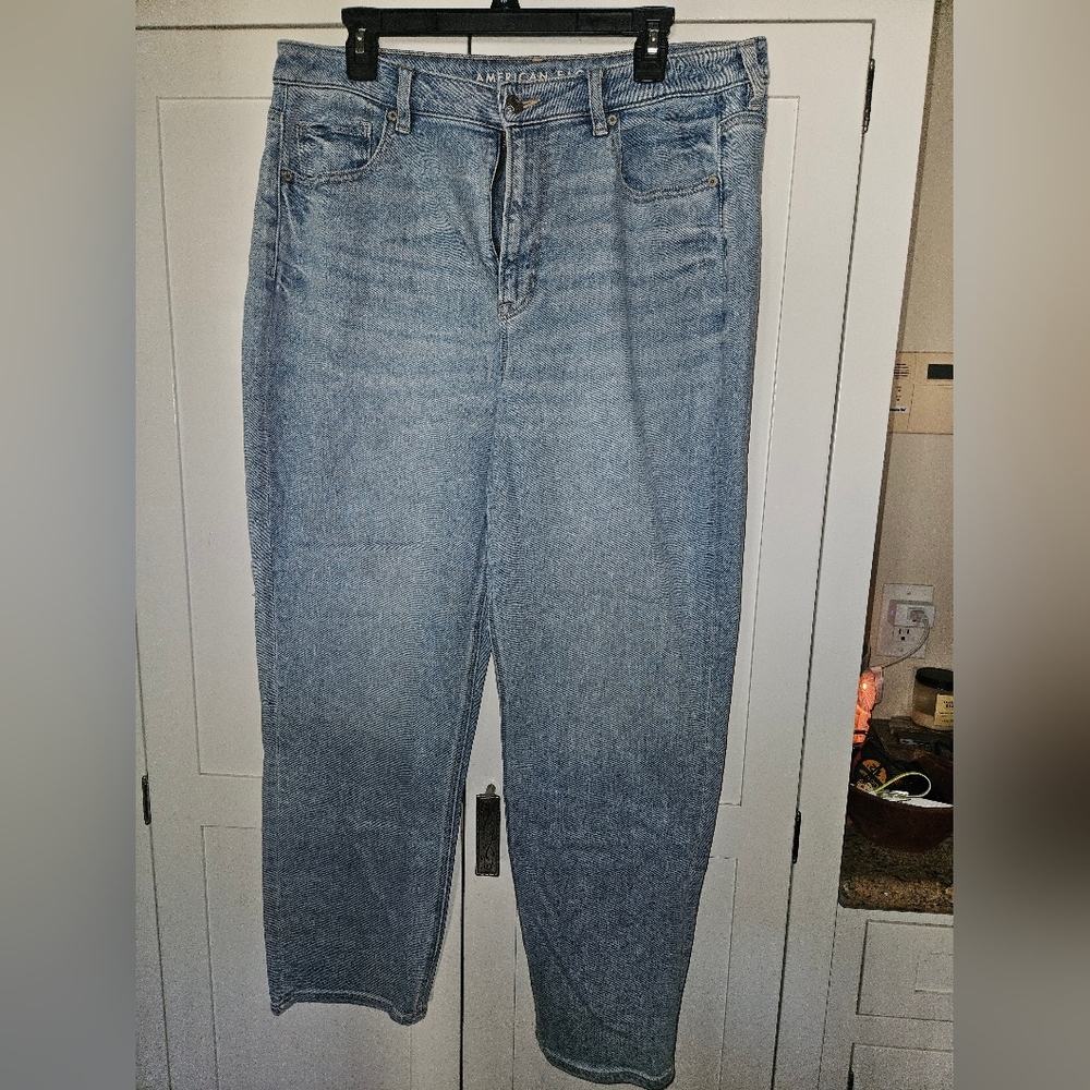 American Eagle Mom Straight Jeans – Size 16
